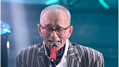 Morto Pino d'Angiò cantautore 71enne simbolo degli anni '80: ultima esibizione a Sanremo, era malato da tempo