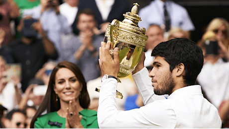 Alcaraz domina, Djokovic è assente: il fenomeno spagnolo trionfa a Wimbledon in tre set