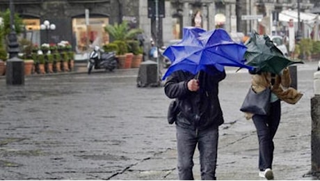 Maltempo in Campania, allagati binari Eav tra Poggiomarino e Pompei Santuario: stop ai treni. Fermi per sciopero metro Linea 1 e funicolari