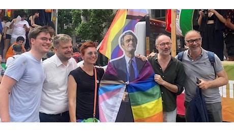 Milano Pride 2024, in piazza spunta il cartonato di Attilio Fontana avvolto nella bandiera arcobaleno