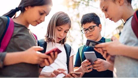 Gli smartphone ai bambini: Dannosi, vanno limitati: Servono corsi per usarli