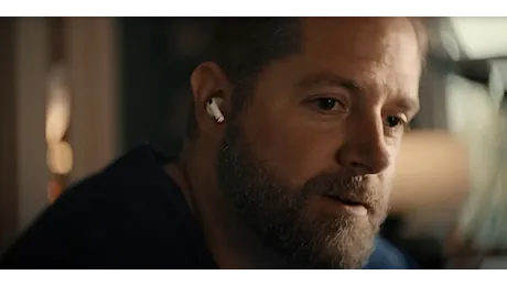 Gli AirPods Pro 2 sono i protagonisti del nuovo spot natalizio di Apple