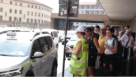 Lo ’sciopero’ dei tassisti alla stazione. Il Comune accusa, le associazioni negano