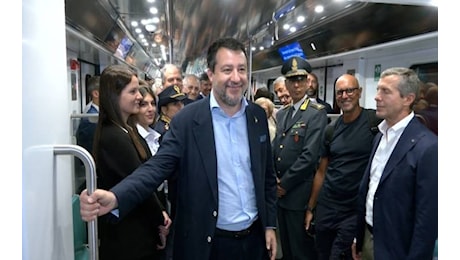 Treni, tutta Italia bloccata per un chiodo. Bufera sul ministro Salvini, che replica: «Faremo nomi e cognomi dei responsabili»