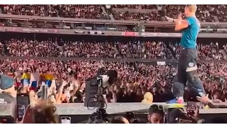 Chris Martin cade e finisce in una botola durante un concerto a Melbourne- Video