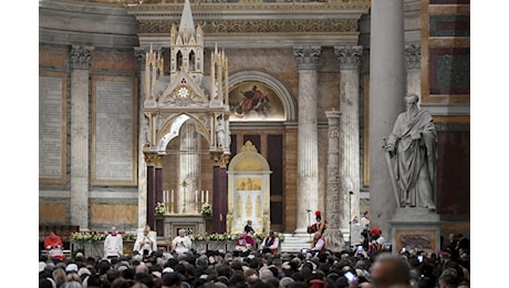 Giubileo 2025, aperta la Porta Santa a San Paolo fuori le Mura