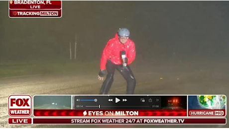 Uragano Milton: il reporter sfida venti a 160 km/h per la diretta dalla Florida