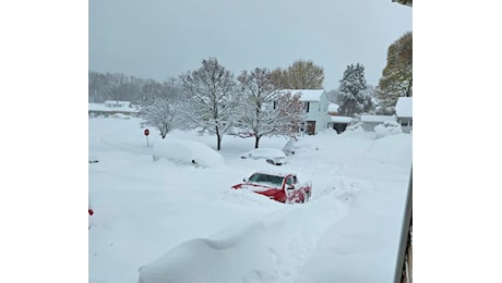 Eccezionali nevicate nell’area dei Grandi Laghi: la città di Erie è sepolta [FOTO]