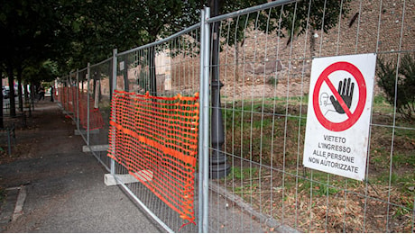 Abbattute le cancellate anti-clochard in viale Pretoriano a Roma, centri sociali in azione nella notte: «Non le vogliamo, né qui, né altrove»