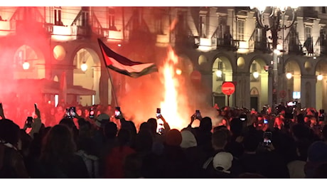 Corteo pro-Palestina a Torino, bruciate in piazza tre bandiere di Israele e una foto di Netanyahu