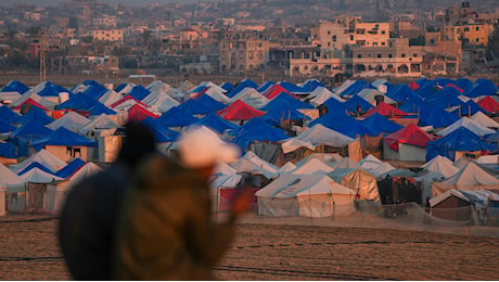 Nuovi raid su Gaza, l’Onu: “Sanità al collasso”. Bombe, gelo e pioggia sui campi profughi