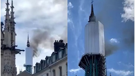 Incendio nella cattedrale di Rouen in Francia, guglia in fiamme durante i lavori in corso: il video del rogo