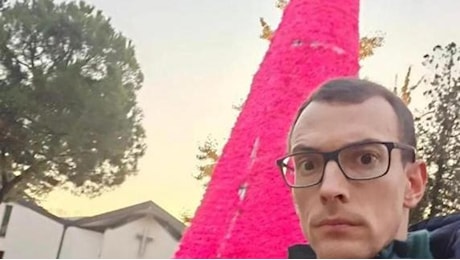 Verona prete influencer contro l’albero di Natale del Comune: “Pistolotto fucsia fuori dalla chiesa”