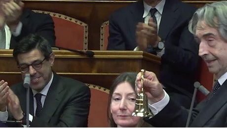 Senato, standing ovation per Muti e i suoi giovani musicisti. Il maestro suona la campanella di La Russa