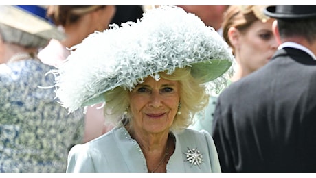 Camilla regina di originalità al Royal Ascot: abbina il cappello di piume alla spilla di Elisabetta II