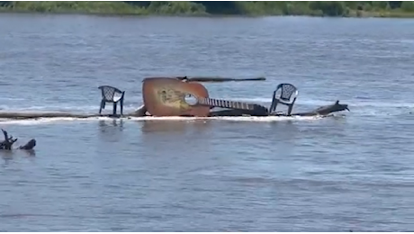 I bizzarri detriti dell’alluvione: c’è una chitarra gigante sul fiume Missouri