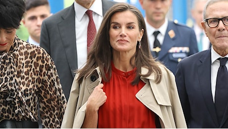 Letizia di Spagna, look autunnale da copiare: il trench beige è il must have di stagione