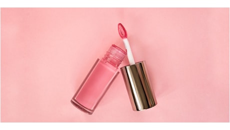 Perché dovresti provare il blush liquido che sembra un lipstick