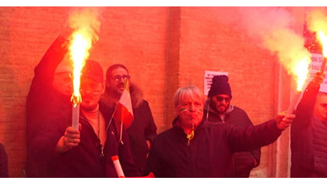 La protesta degli NCC in occasione della manifestazione nazionale a Roma tra fumogeni e slogan: Stop ai decreti del governo