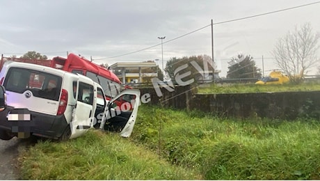 Incidente sulla Provinciale, furgoncino esce di strada: 4 bambini tra i feriti. Atterra l’eliambulanza