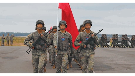 Cina, soldati e jet a Minsk: Pechino prepara la guerra in Europa, minaccia al confine