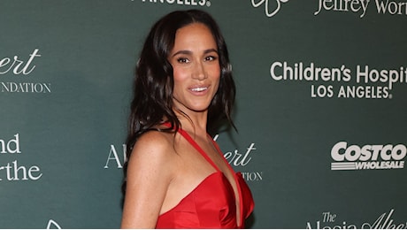 Meghan Markle, duchessa dalle beach waves, sorprende con i capelli ondulati