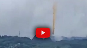 Cina: pezzo di un razzo spaziale cade su una città, gli abitanti fuggono impauriti; il Video Ansa