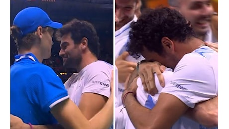 Berrettini in lacrime, abbraccio con Sinner: la foto azzurra della Coppa Davis