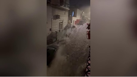 Nubifragio a Ischia, paura nella notte: strade sommerse dalla furia dell'acqua