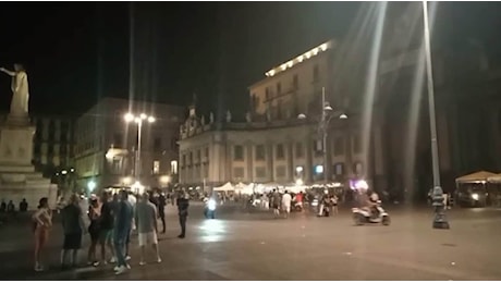 Con lo scooter scorrazza in piazza Dante, 14enne non si ferma all'alt e investe un militare dell'Esercito