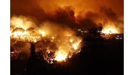 Incendi a Los Angeles, evacuazione per 30mila persone: più di 100mila senza elettricità, ultima ora