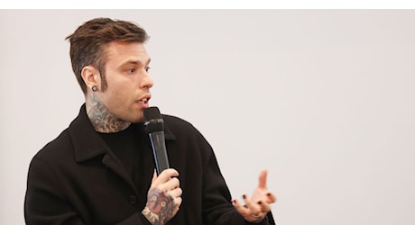 Fedez, freestyle contro Sala e Luis. E frecciata alla Ferragni: “Chi perde un marito…”