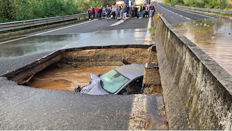 L’auto ingoiata dall’asfalto e la voragine che si allarga: le impressionanti immagini dalla Strada dei due mari