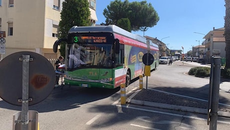 Pescara, autobus frena all’improvviso: passeggero bresciano sbatte la testa e muore