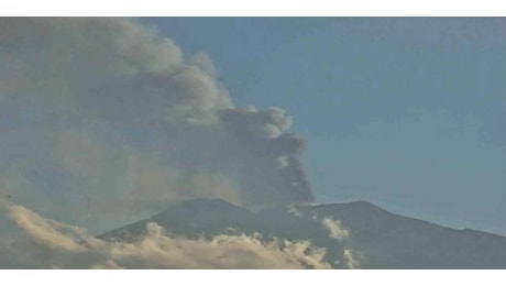 Etna in eruzione, a Catania chiusura parziale dello spazio aereo per l'emissione di cenere vulcanica