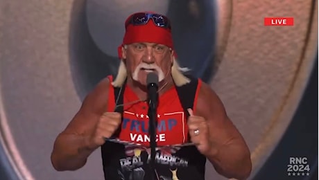 Hulk Hogan si strappa la maglietta per Trump all'evento dei Repubblicani: «Volevano assassinare il mio eroe!» - Il video