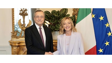 Meloni vede Draghi a Palazzo Chigi: l’Europa non escluda un nuovo debito comune (video)