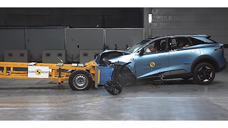 EuroNcap promuove a pieni voti le cinesi, quattro stelle per la Renault 5