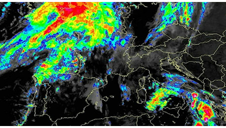 Maltempo, allerta arancione in 5 regioni e gialla in 13. Dall'Emilia alla Toscana fino alla Campania, Italia sotto la pioggia