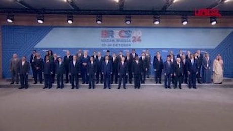 Brics, Putin presiede la sessione conclusiva del vertice: la foto di gruppo con i leader