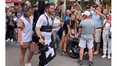 Parigi 2024, l'atleta paraplegico Kevin Piette porta la fiamma olimpica grazie a un esoscheletro - Il video