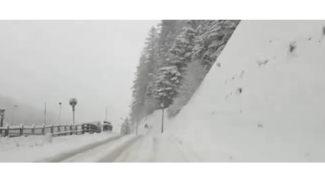 Sondrio, la neve (alla fine) è arrivata: lo spettacolo della Valchiavenna imbiancata