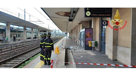 Calcinacci piombano sulla banchina della stazione di Monza, treni in tilt