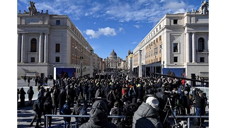 Giubileo, già migliaia in piazza San Pietro per l'apertura della Porta Santa alle 19. L'anno della speranza per la fine delle guerre