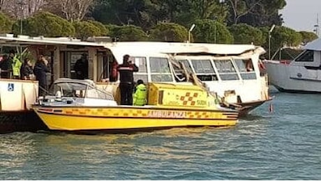 Incidente tra un lancione e un vaporetto a Venezia, passeggeri feriti: l'impatto ripreso in un video