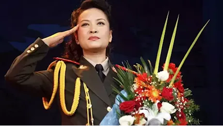 L'ombra di Peng Liyuan, moglie di Xi Jinping, nelle nomine al vertice dell'Esercito cinese dopo le purghe dei generali