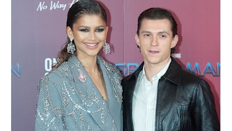 Zendaya e Tom Holland sono ufficialmente fidanzati. Lo conferma l'anello ai Golden Globe