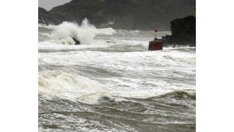 Bufera di vento nel golfo di Napoli: bloccati i collegamenti con le isole