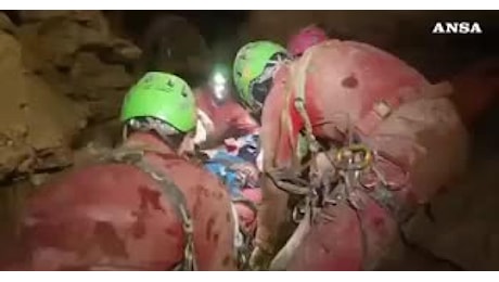 Ottavia Piana, 100 soccorritori per recuperare la speleologa bloccata per la seconda volta nella grotta dopo luglio 2023 - VIDEO