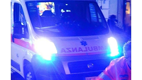 Scopre vandali in azione, li rimprovera e viene accoltellato: grave 62enne